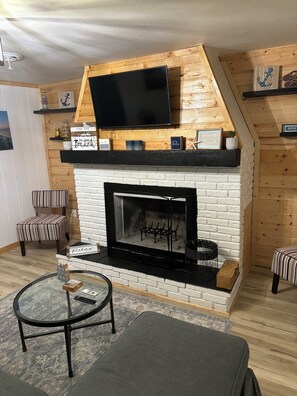 Interior - Bayside Bungalow: Charming 2-bedroom house with AC in cozy Caseville (Caseville)