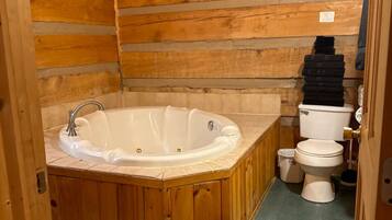 提供毛巾、洗頭水、廁紙