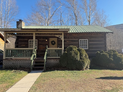 Cozy cabin in lovely Seneca Rocks WV with WiFi, smart TVs and jucuzzi tub 