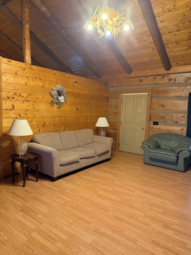 Cozy cabin in lovely Seneca Rocks WV with WiFi, smart TVs and jucuzzi tub 
