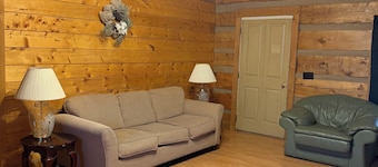 Cozy cabin in lovely Seneca Rocks WV with WiFi, smart TVs and jucuzzi tub 