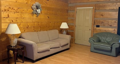 Cozy cabin in lovely Seneca Rocks WV with WiFi, smart TVs and jucuzzi tub