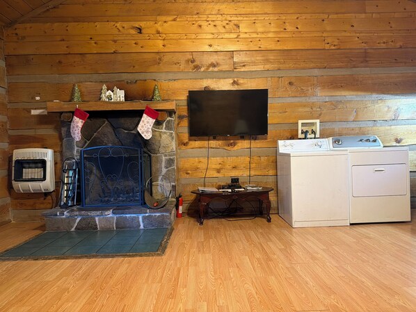 Interior - Cozy cabin in lovely Seneca Rocks WV with WiFi, smart TVs and jucuzzi tub (Seneca Rocks)