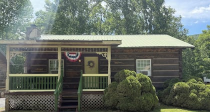 Cozy cabin in lovely Seneca Rocks WV with WiFi, smart TVs and jucuzzi tub