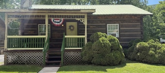 Cozy cabin in lovely Seneca Rocks WV with WiFi, smart TVs and jucuzzi tub