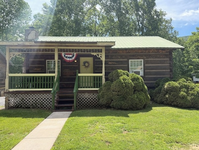 Cozy cabin in lovely Seneca Rocks WV with WiFi, smart TVs and jucuzzi tub
