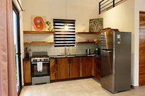 Kühlschrank, Ofen, Herdplatte, Wasserkocher mit Kaffee-/Teezubehör