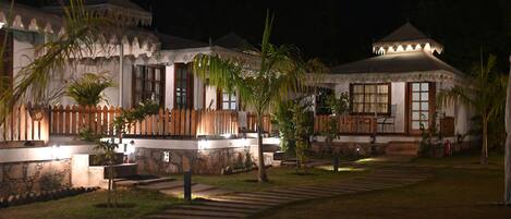 Luxe tent, balkon, uitzicht op bergen | 1 slaapkamer, een kluis op de kamer, een bureau, een laptopwerkplek