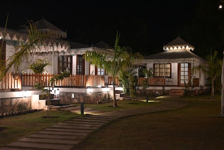 奢华帐篷房, 阳台, 山景 | 1 多间卧室、客房内保险箱、办公桌、笔记本电脑工作区. 阿南达普什卡度假村