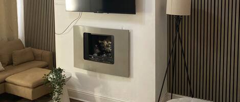 Télévision, cheminée