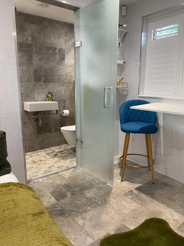 Douche, sèche-cheveux, serviettes fournies