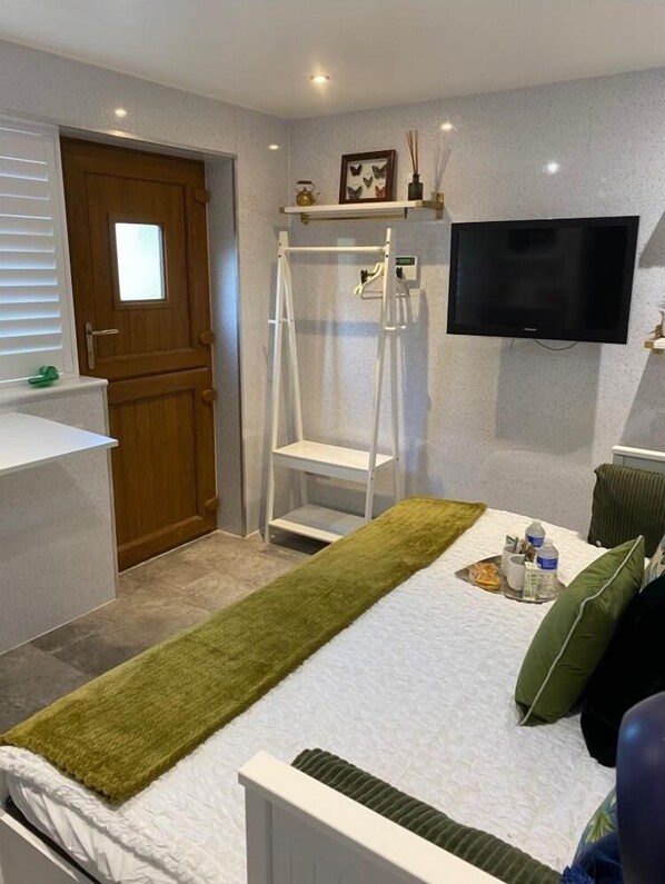 1 bedroom, iron/ironing board, bed sheets