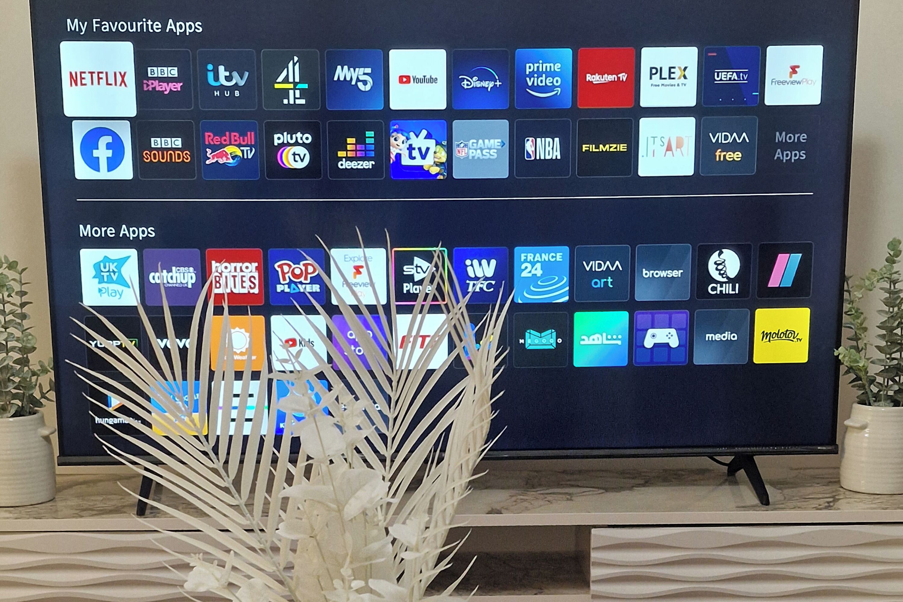 Schermo televisivo che mostra diversi simboli di app, tra cui Netflix, BBC iPlayer e YouTube.