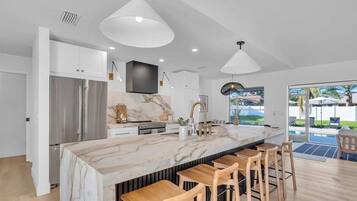 Refrigerador, microondas, horno y parrilla de estufa