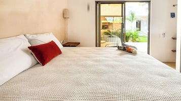 Habitación estándar, 1 cama Queen size, vista a la alberca | Cortinas blackout, tabla de planchar con plancha y wifi gratis