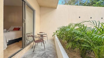 Phòng Tiêu chuẩn, 1 giường cỡ queen, quang cảnh hồ bơi | Hiên
