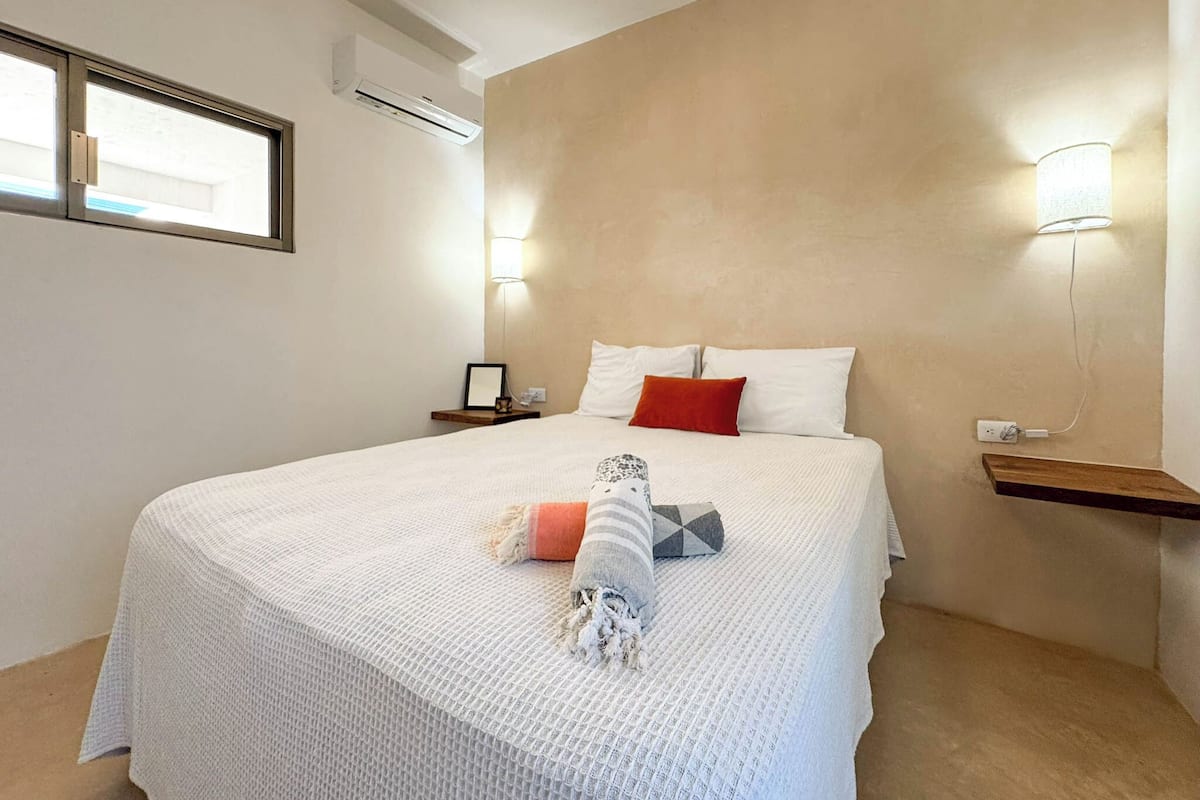 Standard Room, 1 Queen Bed, Pool View