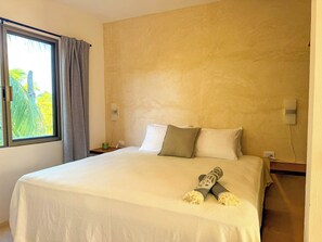 Studiosuite – comfort, bassengutsikt | Blendingsgardiner, strykejern/-brett og wi-fi (inkludert)