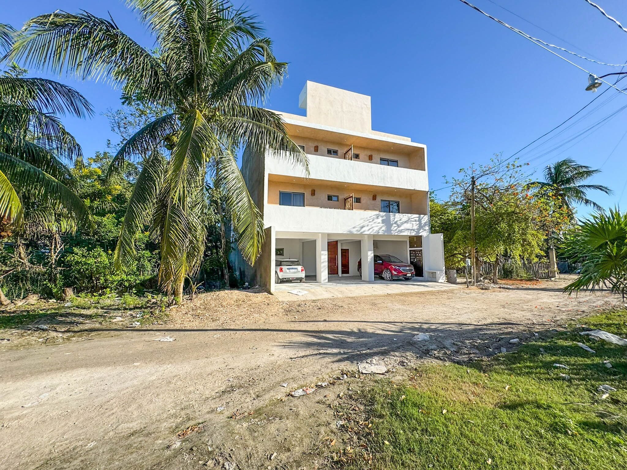 Vista frontal de la propiedad