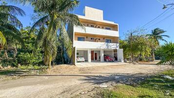 Vista frontal de la propiedad