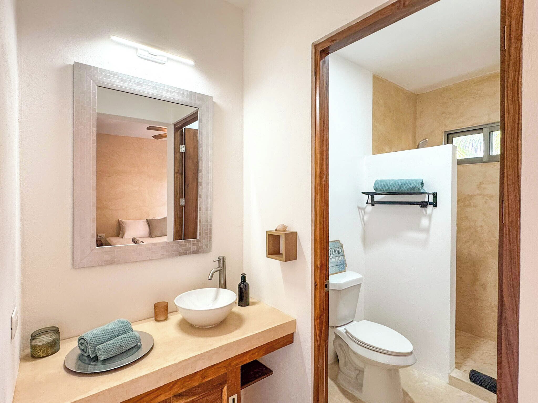 Suite Studio Confort, vue piscine | Salle de bain