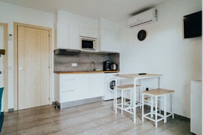 Fridge, microwave, dishwasher, coffee/tea maker