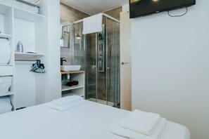 Dusche, Haartrockner, Handtücher