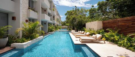 2 albercas al aire libre