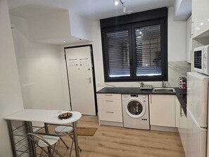 Réfrigérateur, micro-ondes, plaque de cuisson, grille-pain