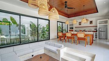 Villa exclusiva, patio, vistas a la piscina | Zona de estar | Smart TV de 60 pulgadas con canales digitales