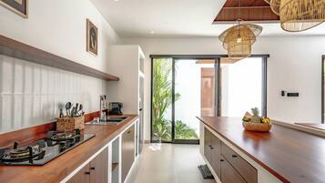 Villa exclusiva, patio, vistas a la piscina | Cocina privada | Cafetera o tetera, hervidor eléctrico y tostadora