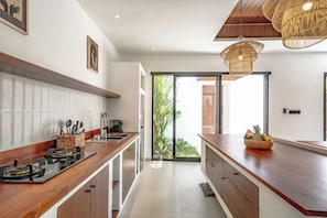 Vila exclusiva, varanda, vista para a piscina | Cozinha privada | Cafeteira/chaleira, chaleira elétrica, torradeira