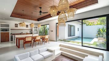 Villa exclusiva, patio, vistas a la piscina | Zona de estar | Smart TV de 60 pulgadas con canales digitales