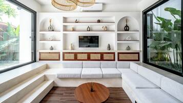 Villa exclusiva, patio, vistas a la piscina | Zona de estar | Smart TV de 60 pulgadas con canales digitales