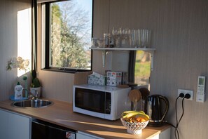 Réfrigérateur, micro-ondes, plaque de cuisson, cafetiÚre/bouilloire
