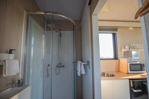 Shower, hair dryer, towels, shampoo - Maungakawa Hill by Tiny Away (Cambridge)