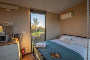 1 bedroom, bed sheets