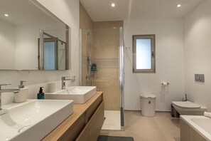 Sèche-cheveux, serviettes fournies