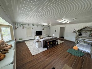 6 bedrooms, desk, iron/ironing board, travel crib