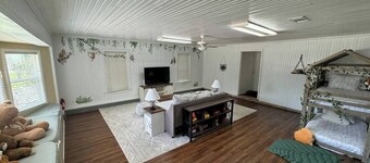 Spacious Enchanted Forest Home for Business & Pleasure