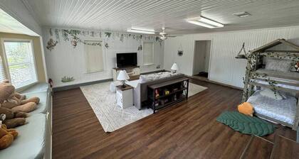 Spacious Enchanted Forest Home for Business & Pleasure