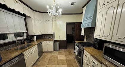 Spacious Enchanted Forest Home for Business & Pleasure