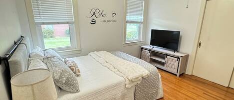 6 bedrooms, desk, iron/ironing board, travel crib