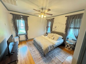 6 slaapkamers, een bureau, een strijkplank/strijkijzer, reisbedje