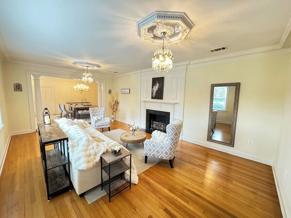 TV connectée, cheminée, jeux vidéo, livres