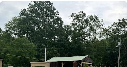 Charming 3-bedroom 5 bed hottub cabin WiFi in scenic Seneca Rocks West Virginia