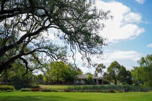 Property grounds - Charming Garfield Farm Stay 4BR Holiday Villa (Garfield)