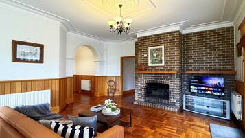 Fernseher, Kamin, Arbeitsbereiche