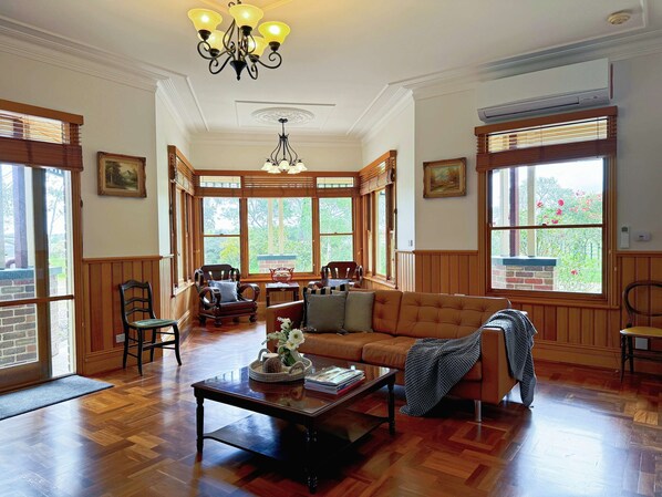TV, fireplace, offices - Charming Garfield Farm Stay 4BR Holiday Villa (Garfield)