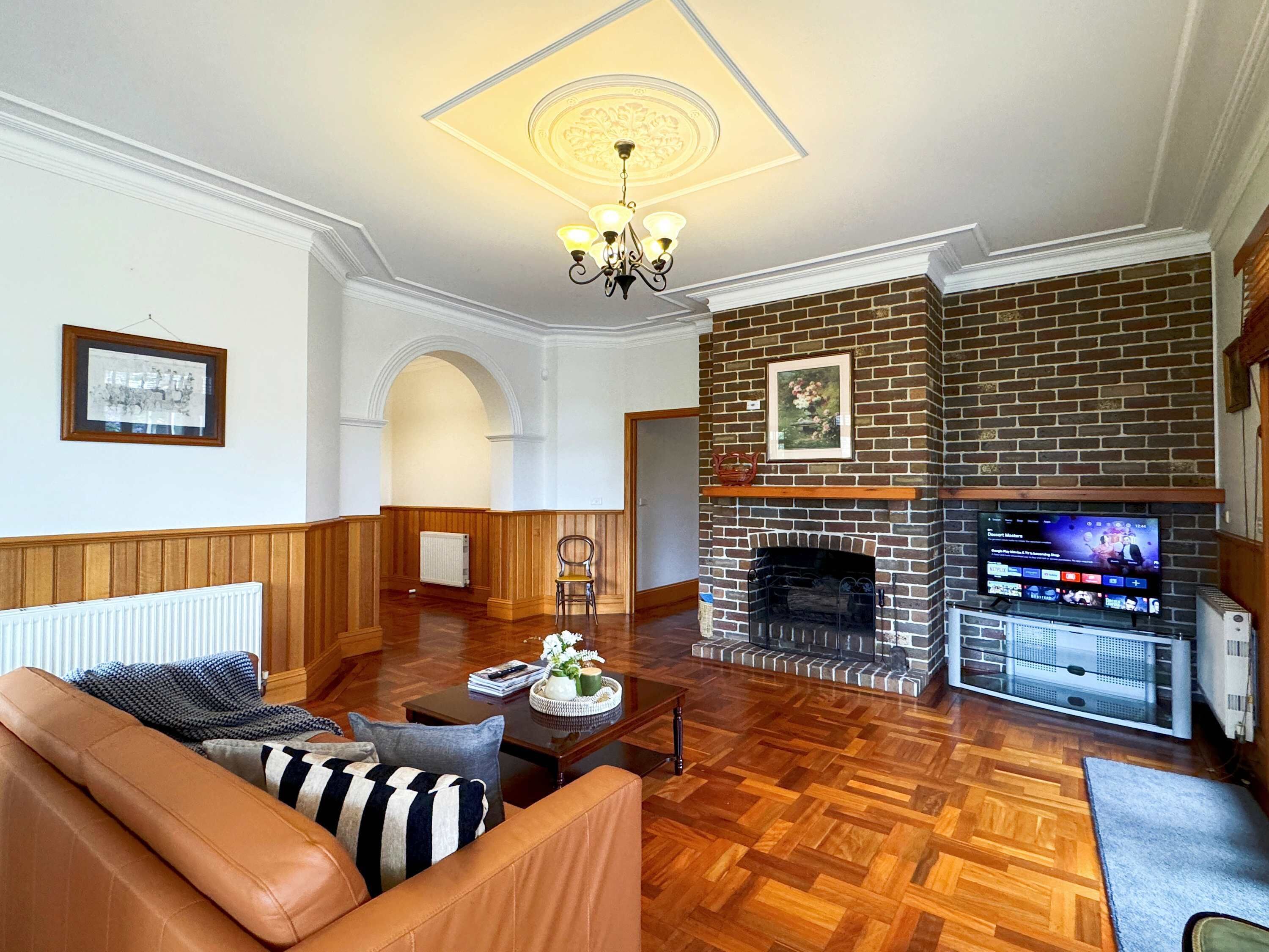 Una televisión, una chimenea, una oficina